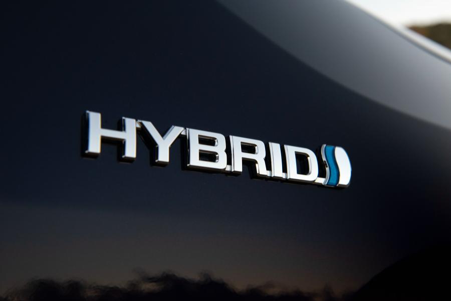 Логотип Toyota RAV4 XLE Hybrid 2018 года  (NA) (фото 17 из 26)